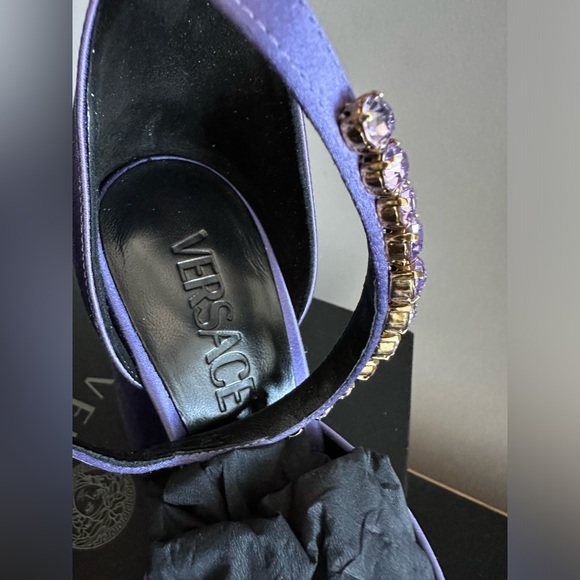 Versace Medusa Charm Satin Platform Pumps – Iconic Gold Medusa – New With Tags - Picture 6 of 9